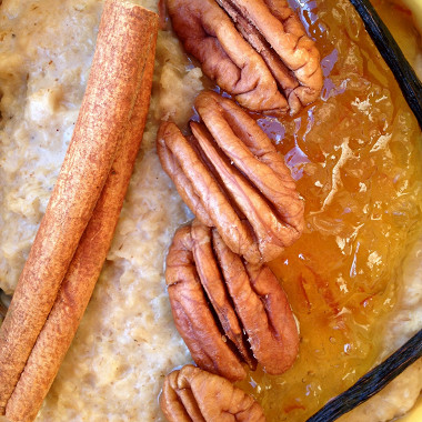 Рецепт Овсяная каша с пряностями, пеканом и апельсиновым джемом