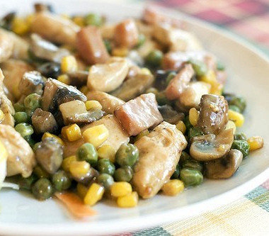 Рецепт Куриный салат с грибами и зеленым горошком
