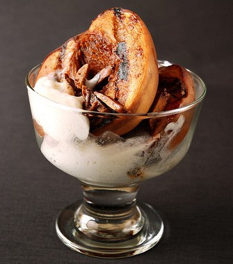 Рецепт Персики на гриле в темном роме с карамельным мороженым