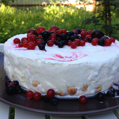 Рецепт Ленивый торт-мороженое с фундуком и красной смородиной