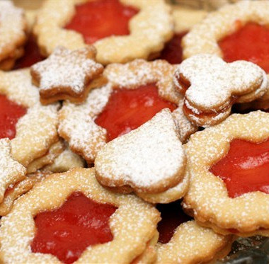 Рецепт Миндальное печенье с корицей, кардамоном и малиновым джемом