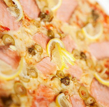 Рецепт Пицца с копченым лососем и укропным кремом