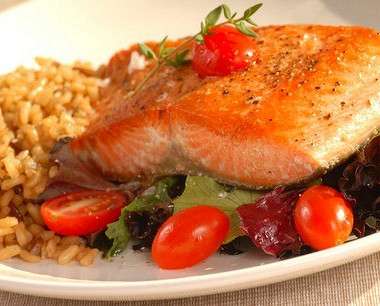 Рецепт Жареный лосось с салатом из рукколы и черри
