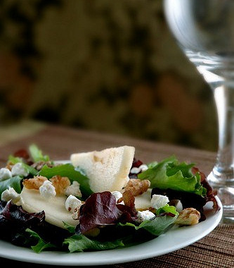 Рецепт Теплый салат с козьим сыром, грецкими орехами и грушей