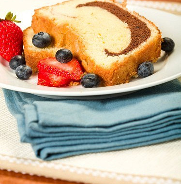 Рецепт Мраморный пирог с ягодным соусом