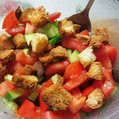 Рецепт Овощной салат с гренками и уксусной заправкой