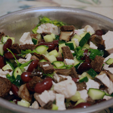 Рецепт Куриный салат с фасолью и грибами