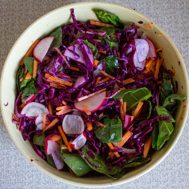 Рецепт Осенний салат из капусты, редиса, моркови и шпината