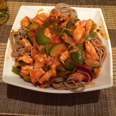 Фото рецепт Жареная курица с зеленым перцем, зеленым луком и лапшой соба в соусе чили