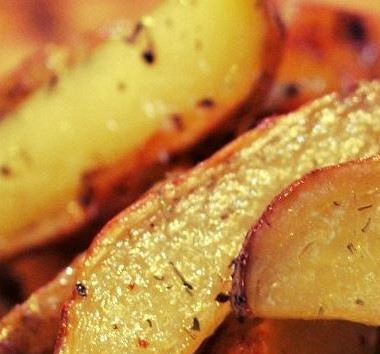 Рецепт Запеченные картофельные дольки с розмарином