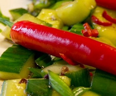 Рецепт Огуречный салат с красным чилийским перцем