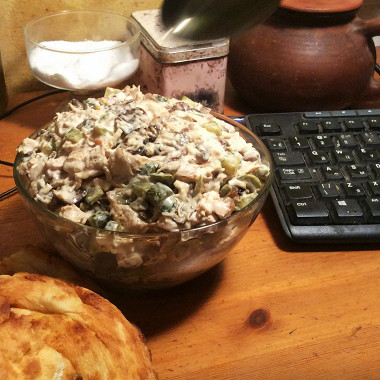 Рецепт Салат с курицей, грибами и маринованными огурцами