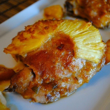 Рецепт Ароматная курица, запеченая с ананасом и картофелем