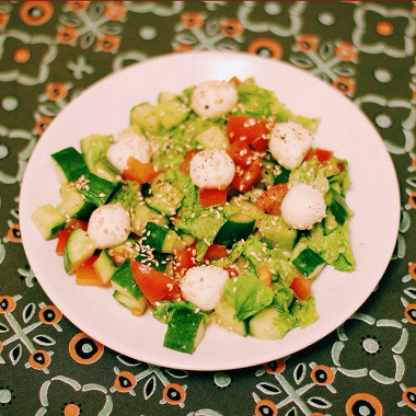 Рецепт Овощной салат с моцареллой, кунжутом и пикатной заправкой