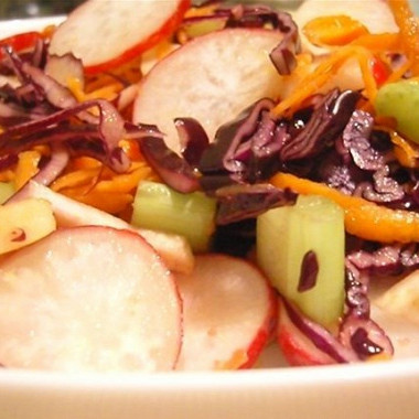 Рецепт Красно-белый овощной салат с яблоком