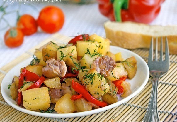 Куриное филе тушенное с картофелем, баклажанами и сладким перцем