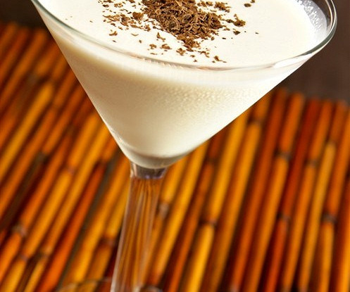 Коктейль из джина и ликера Creme de Cacao