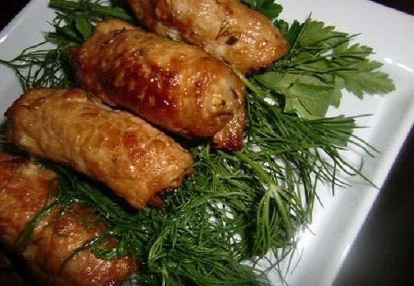 Свиные рулеты, фаршированные шампиньонами и грушей