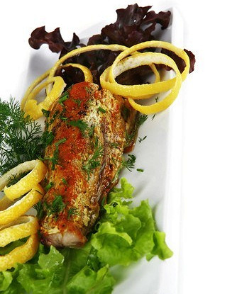 Тунец с мятой, чесноком, томатами и белым вином