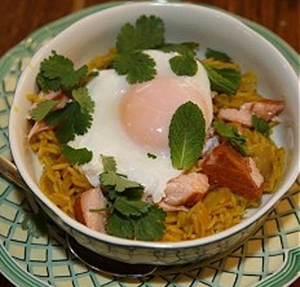 Кедгери (копченая семга с рисом, луком и яйцом)