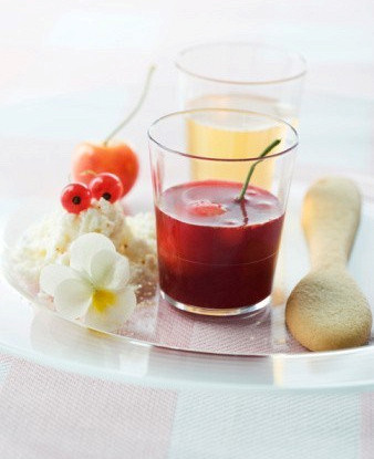Компот из свежих яблок и вишен