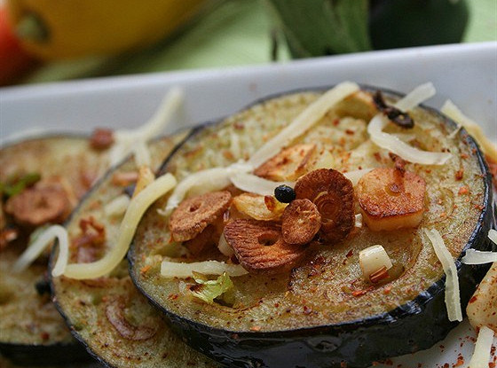 Баклажаны, жареные с чесноком и зеленью
