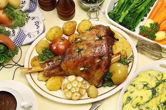 Жареная баранья нога с овощами
