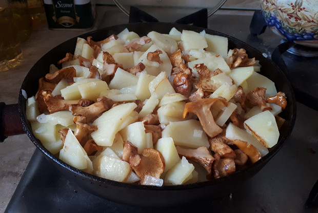 Жареный картофель с лисичками и чесноком