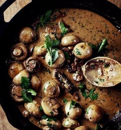 Свиная вырезка с грибным соусом и пюре с хреном