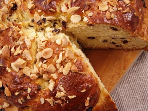 Воздушная ромовая баба по-эльзасски с изюмом и миндалем