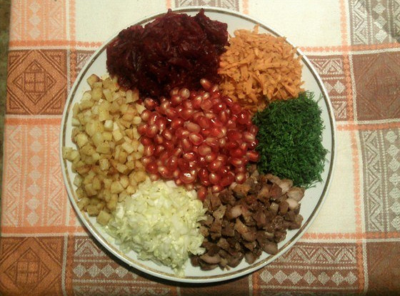 Салат «Калейдоскоп» с мясом и зернами граната