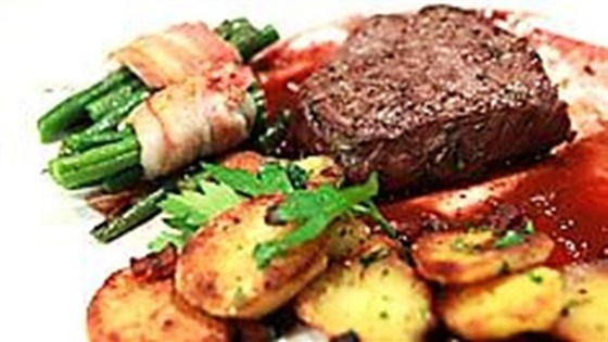 Мраморные говяжьи медальоны с жаренным картофелем по-немецки