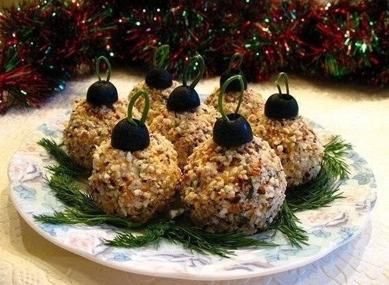 Закуска из курицы с чесноком, майонезом и грецкими орехами «Елочные шары»