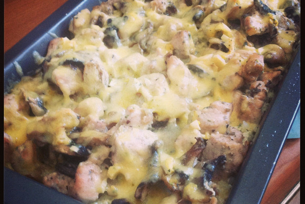 Курица, запеченная с шампиньонами и рисом