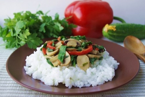 Рис с грибами, шпинатом и сладким перцем