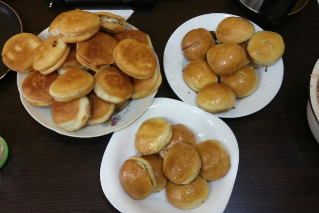 Пирожки с помидорами и брынзой