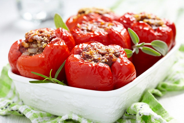 Перцы, фаршированные пряной бараниной