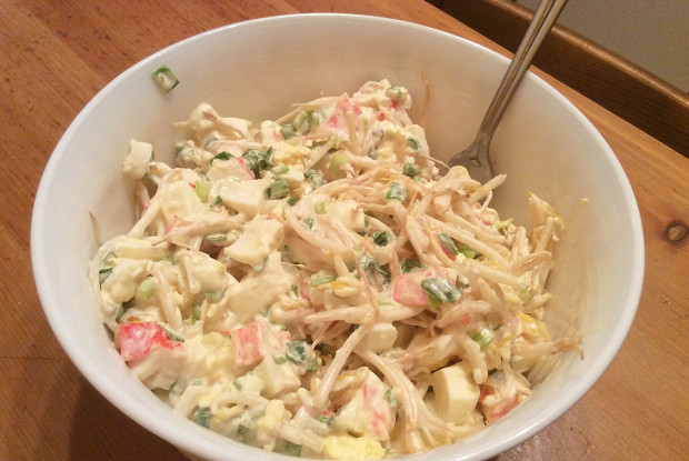 Нежный салат с крабом, яйцами и проростками