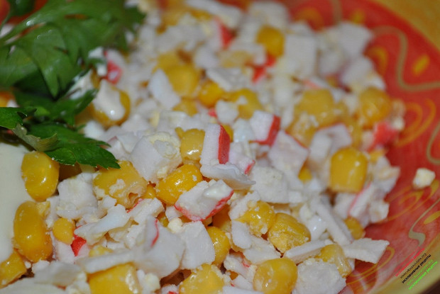 Салат с грибами и кукурузой и крабовые палочки — 9