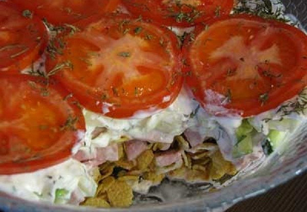 Салат с огурцами, помидорами и кукурузными хлопьями «Радуга»