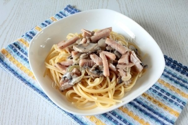 Паста с ветичной и грибами