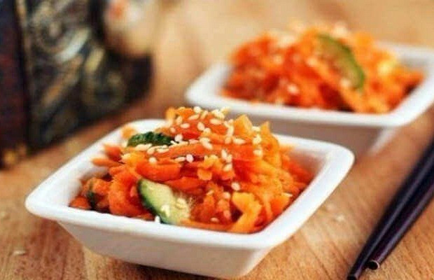 Салат с морковью, огурцами и имбирем