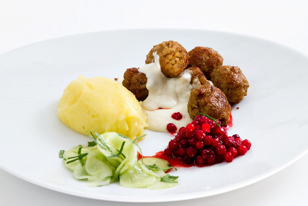 Тефтели с брусничным соусом, маринованным огурцом и коричневым соусом