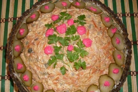 Куриный салат с фасолью и грецкими орехами