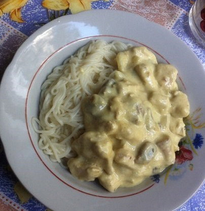 Курица с шампиньонами в сливочно-сырном соусе