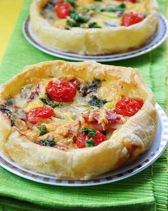 Галеты с помидорами и козьим сыром