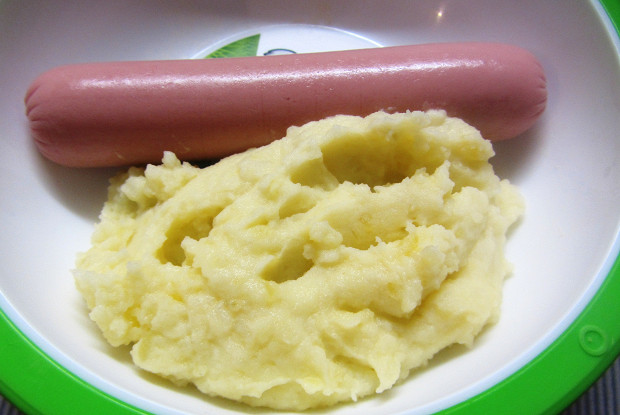 Вареные сосиски с картофельным пюре