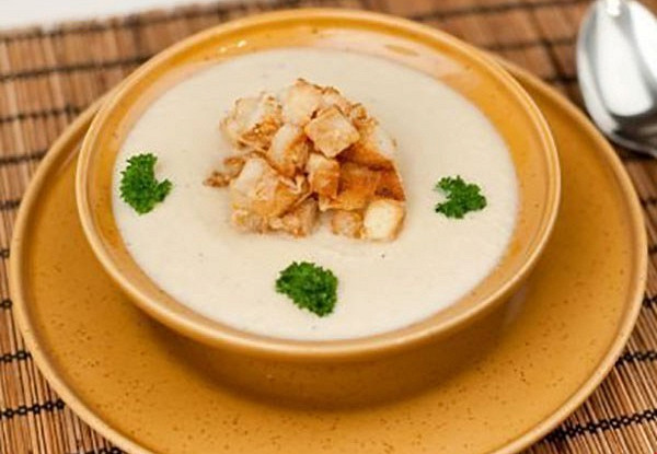 Сырный суп из лесных грибов с крутонами