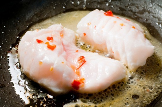 Морской черт по-американски с помидорами, коньяком и белым вином