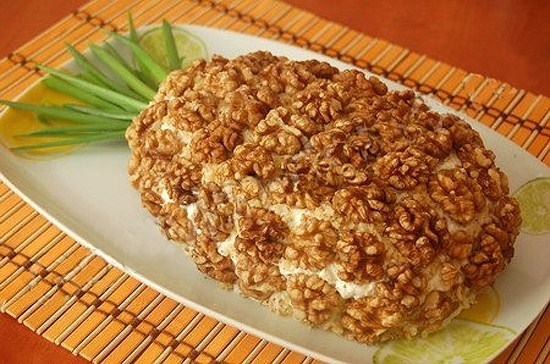 Салат из куриного окорока с грецкими орехами и сыром